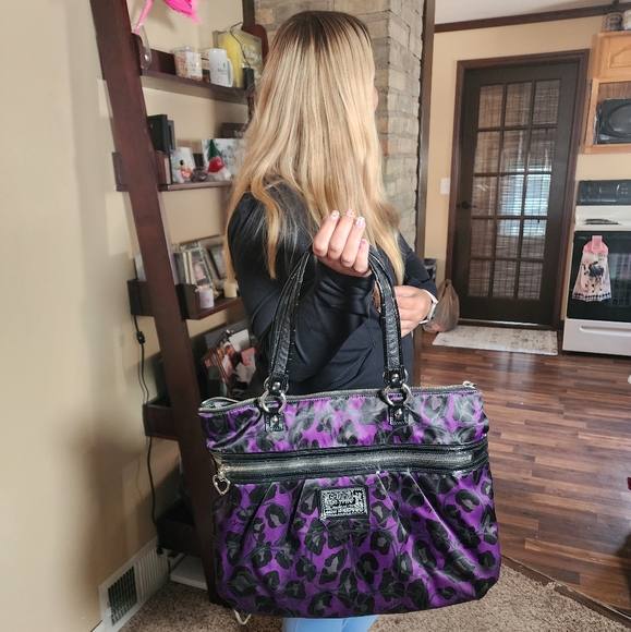 COACH Stylish Purple Leopard Ocelot Daisy Print Women's Large Shoulder Bag - Picture 1 of 8
